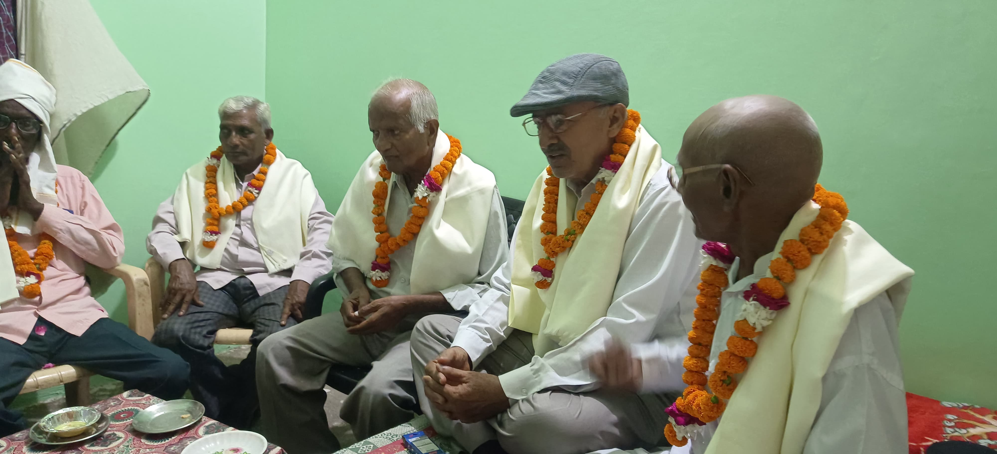 फर्रुखाबाद: रिटायर अध्यापकों ने मनाया शिक्षक दिवस ,देश के भविष्य के लिए चिंता व्यक्त की
