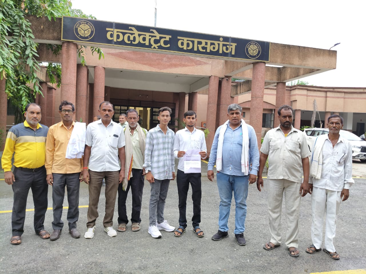 कासगंज :राष्ट्रीय प्रवक्ता अब्दुल हफीज गांधी और गांव के लोगों ने उप जिलाधिकारी को ज्ञापन दिया
