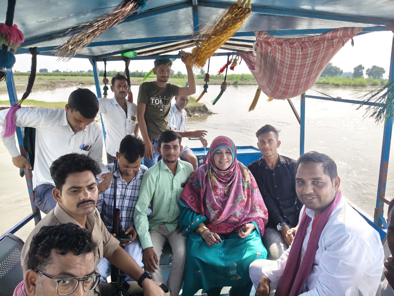 कासगंज:पटियाली की सपा विधायक माननीय नादिरा सुल्तान जी ने आज बाढ़ ग्रस्त इलाकों का नाव द्वारा दौरा किया