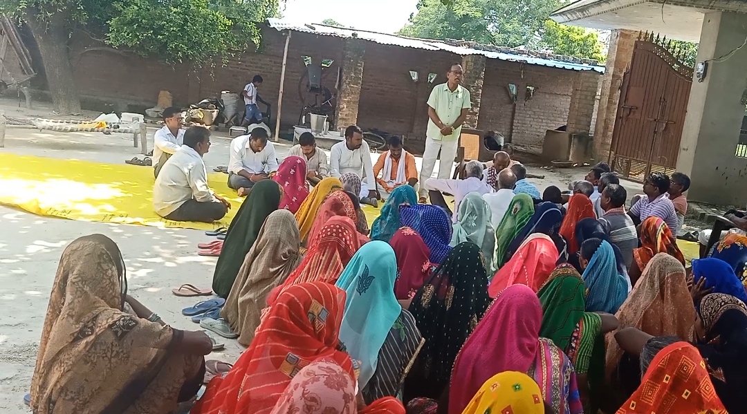 गाजीपुर : गोविंदपुर ग्राम सभा में महिलाओं के साथ संस्था बुद्ध कल्याणकारी महिला उत्थान ट्रस्ट के पदाधिकारी के द्वारा बैठक की गई