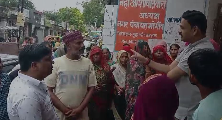 मैनपुरी : शारब का ठेका बस्ती से हटाया जाए , महिलाओं ने की मांग