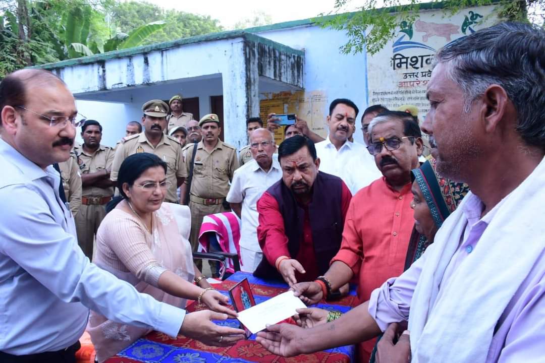फर्रुखाबाद :  कुलगाम में शहीद जीत कुमार की पत्नी को 35लाख व शहीद के माता पिता को 15लाख अनुदान राशि प्रदान की गई।