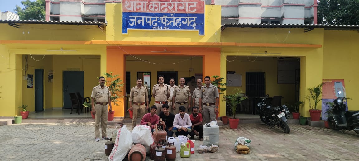 फर्रुखाबाद:कच्ची शराब को निर्मित व बेचने वाले चार अभियुक्त को शराब बनाने के उपकरण सहित किया गिरफ्तार ?
