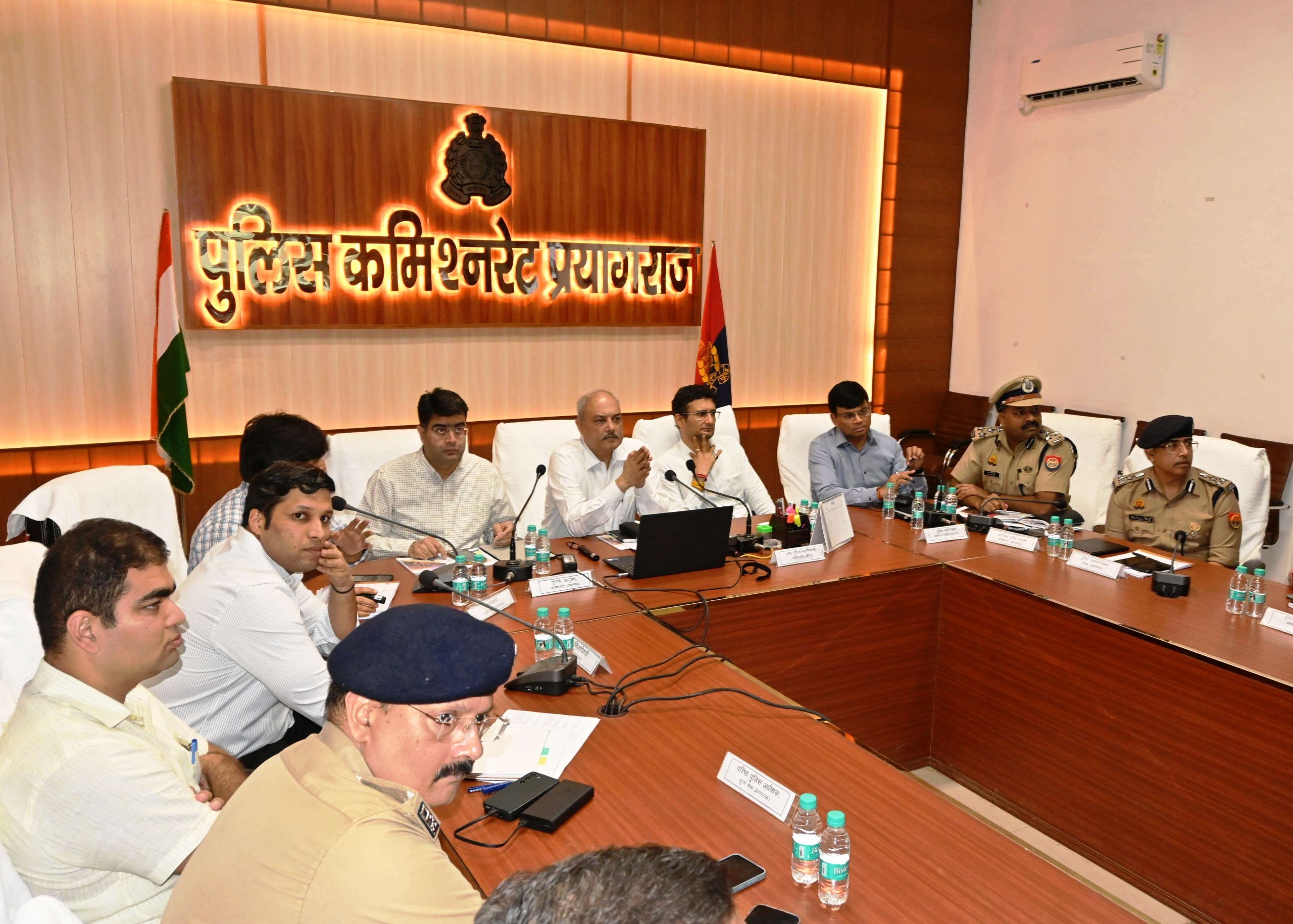 प्रयागराज-  महाकुम्भ मेला क्षेत्र में यात्रियों एवं श्रद्धालुओं की सुरक्षा व्यवस्था व रेलवे स्टेशनों का “आंतरिक एवं बाह्य मूवमेंट प्रारम्भिक सुरक्षा प्लान” के संबंध में  त्रिवेणी सभागार, रिजर्व पुलिस लाइन्स में समीक्षा बैठक की गयी।
