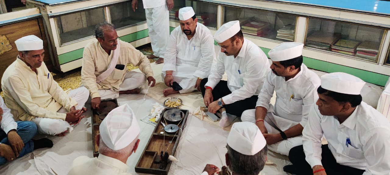 फर्रुखाबाद: जिलाधिकारी ने गाँधी आश्रम पहुँच कर चरखा चलाकर सूत काता ?
