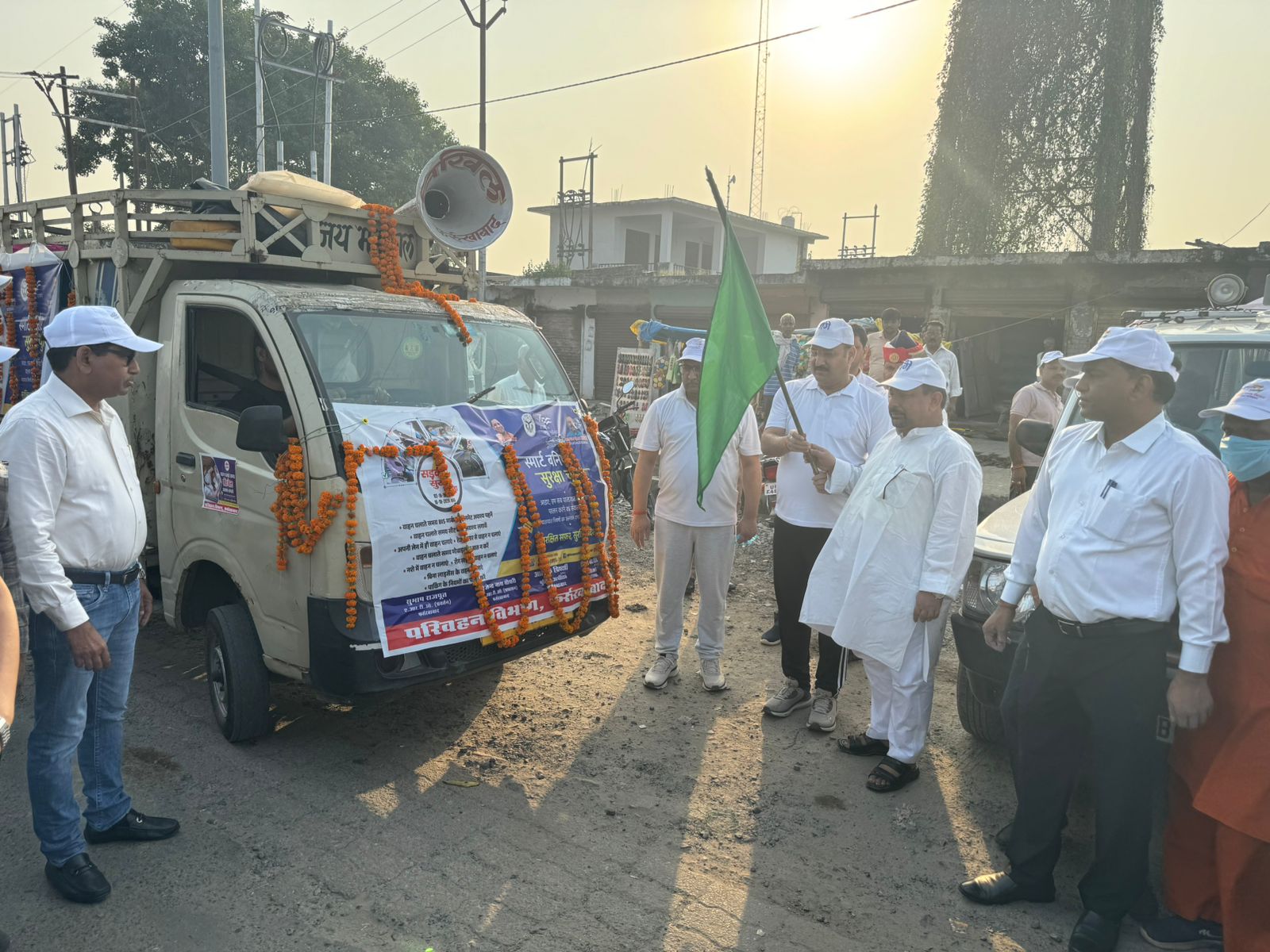 फर्रुखाबाद: सड़क सुरक्षा पखवाड़ा सांसद ने प्रचार वाहन रवाना कर किया शुभारंभ