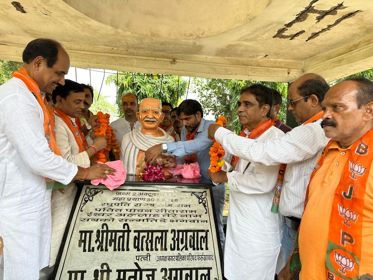 फर्रुखाबाद:राष्ट्रपिता महात्मा गांधी एवं लाल बहादुर शास्त्री की जन्म जयंती के अवसर पर महापुरुषों की मूर्तियों पर माल्यार्पण कर, स्वच्छता अभियान चलाया