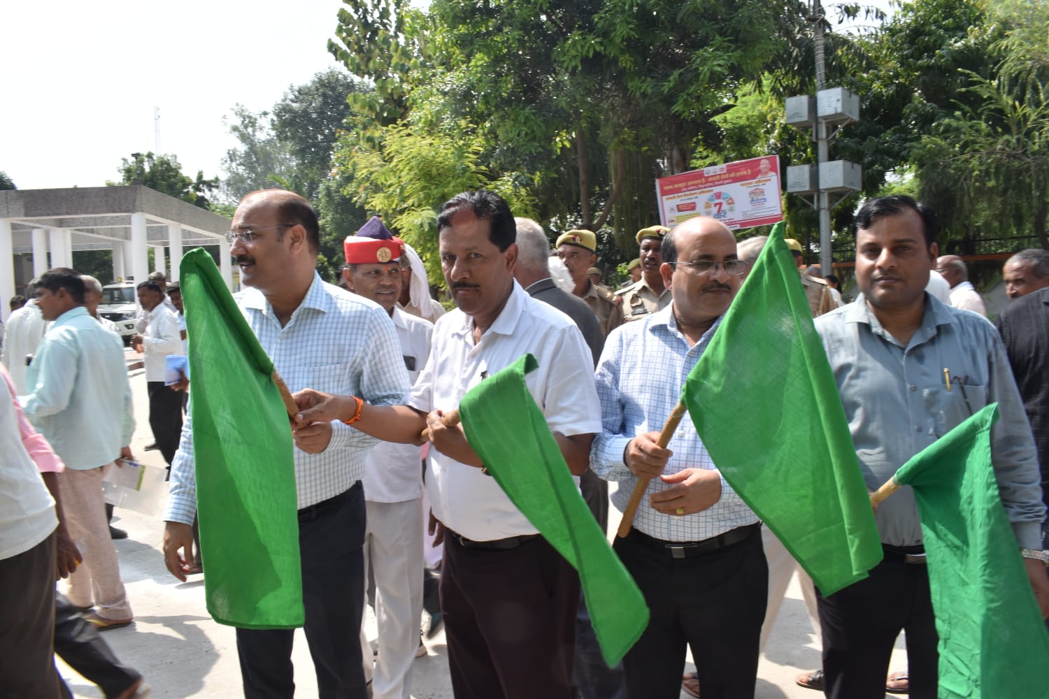 फर्रुखाबाद: जिलाधिकारी ने कृषकों को पन्तनगर में आयोजित कृषि कुम्भ के  भ्रमण हेतु हरी झण्डी दिखाकर किया रवाना ?