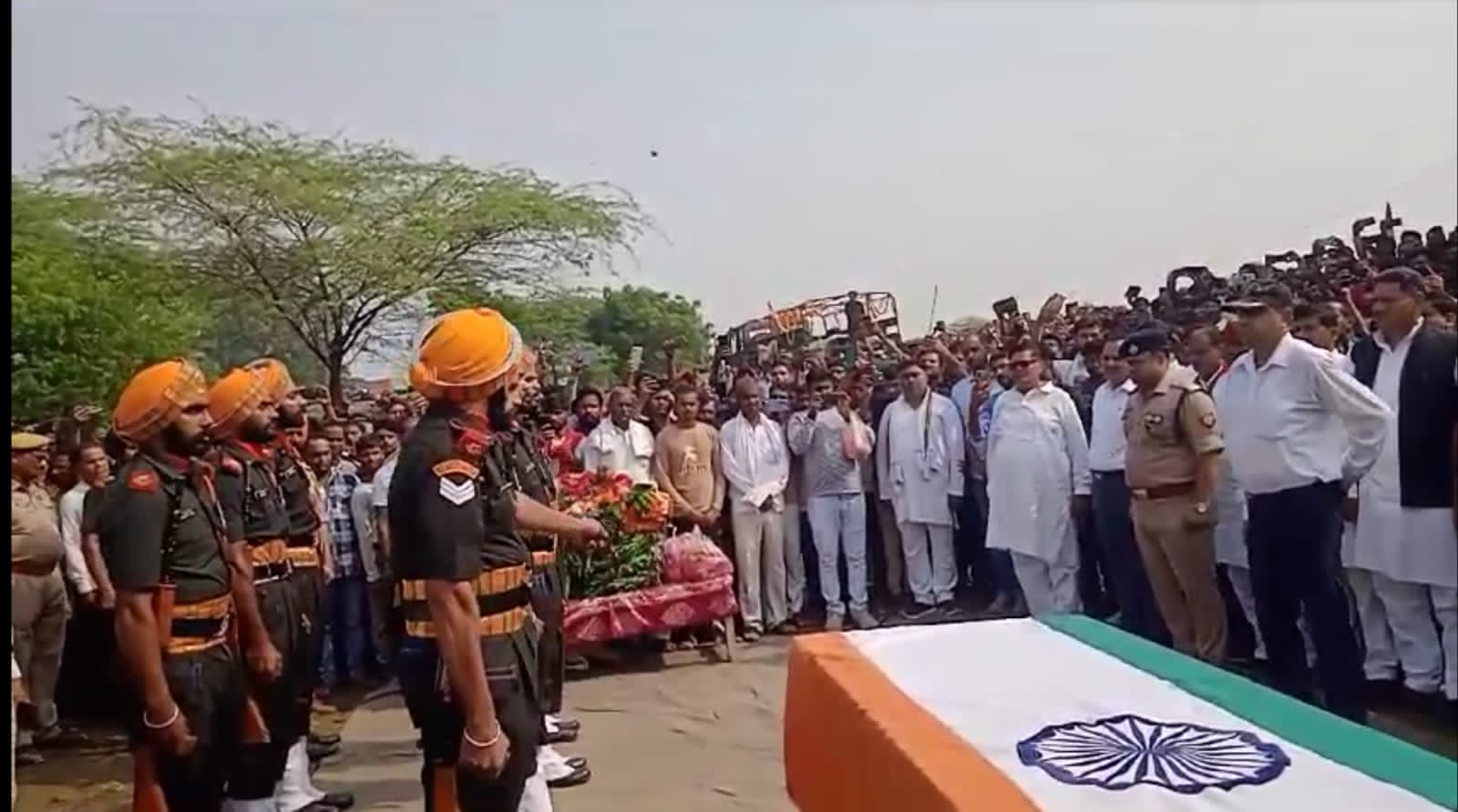 कन्नौज:  शहीद का पार्थिव शरीर पहुंचा गांव , उमडा जन सैलाब , राजकीय सम्मान के साथ अंतिम विदाई
