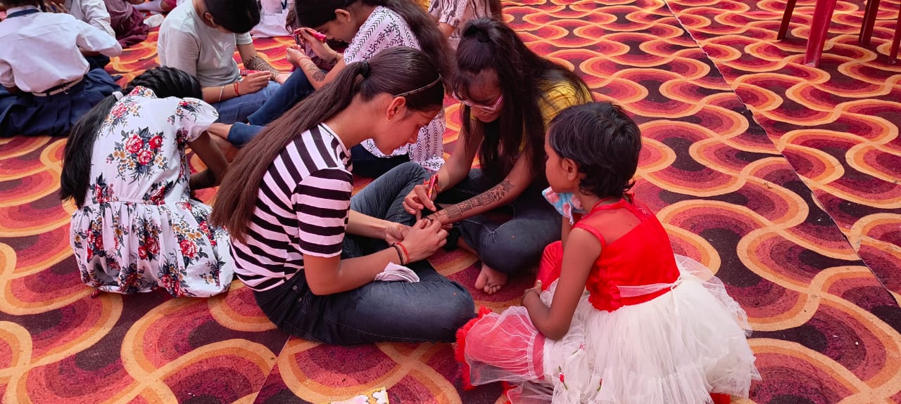 कन्नौज: शहर के विभिन्न स्कूलों की छात्राओं ने मेंहदी रचाओ प्रतियोगिता में दिखाई अपनी प्रतिभा