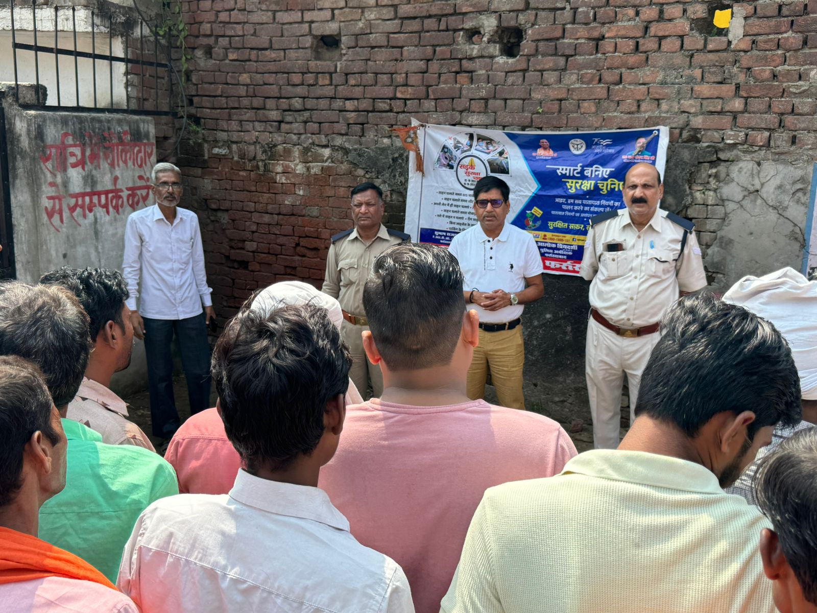 फर्रुखाबाद:सड़क सुरक्षा पखवाड़ा के तहत चालकों को किया गया जागरूक 26 वाहनों के किए चालान