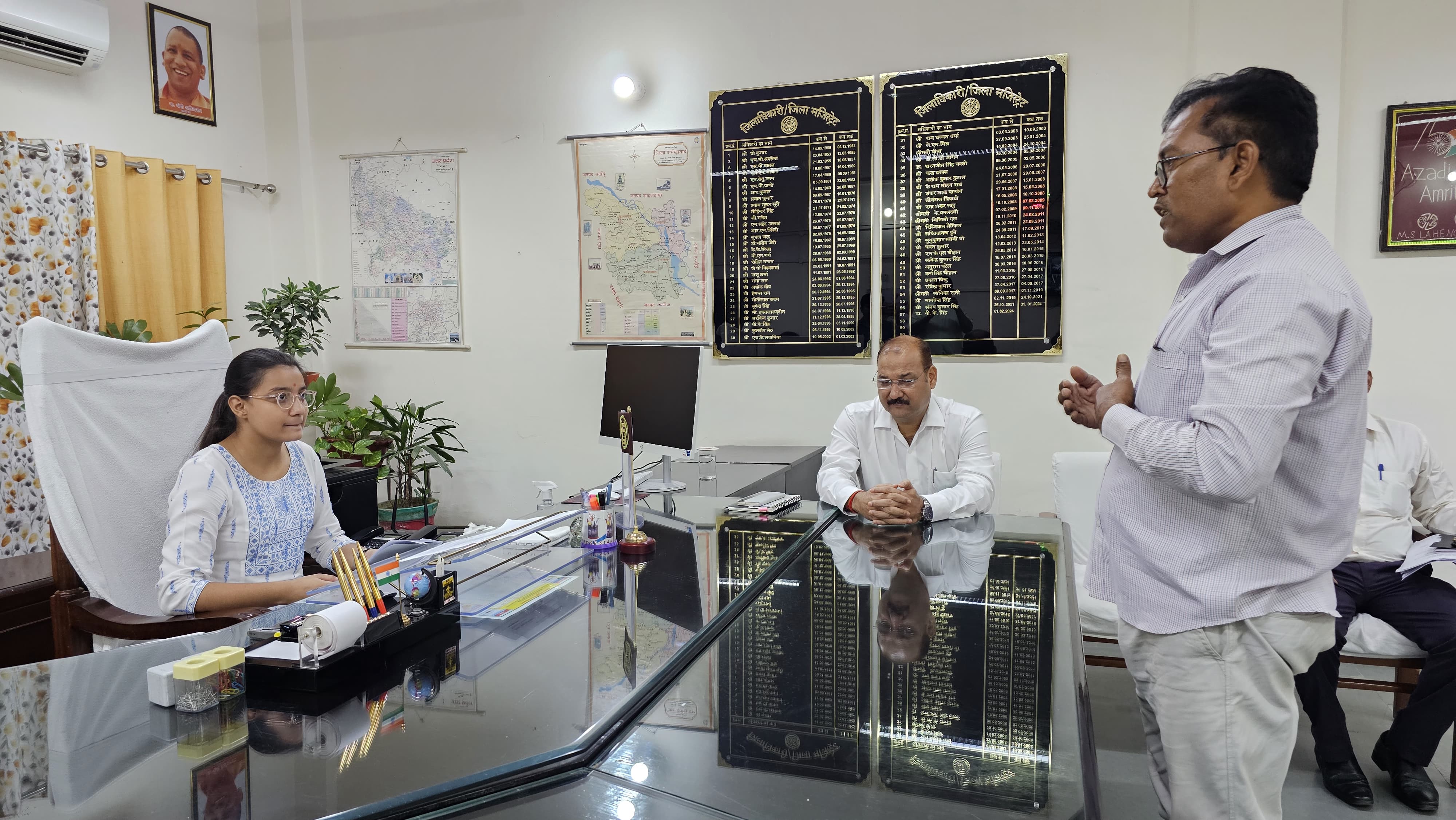 फर्रुखाबाद: जिला टॉपर वैष्णवी शुक्ला ने निभाई सांकेतिक जिलाधिकारी की भूमिका,सुनी समस्याएं।