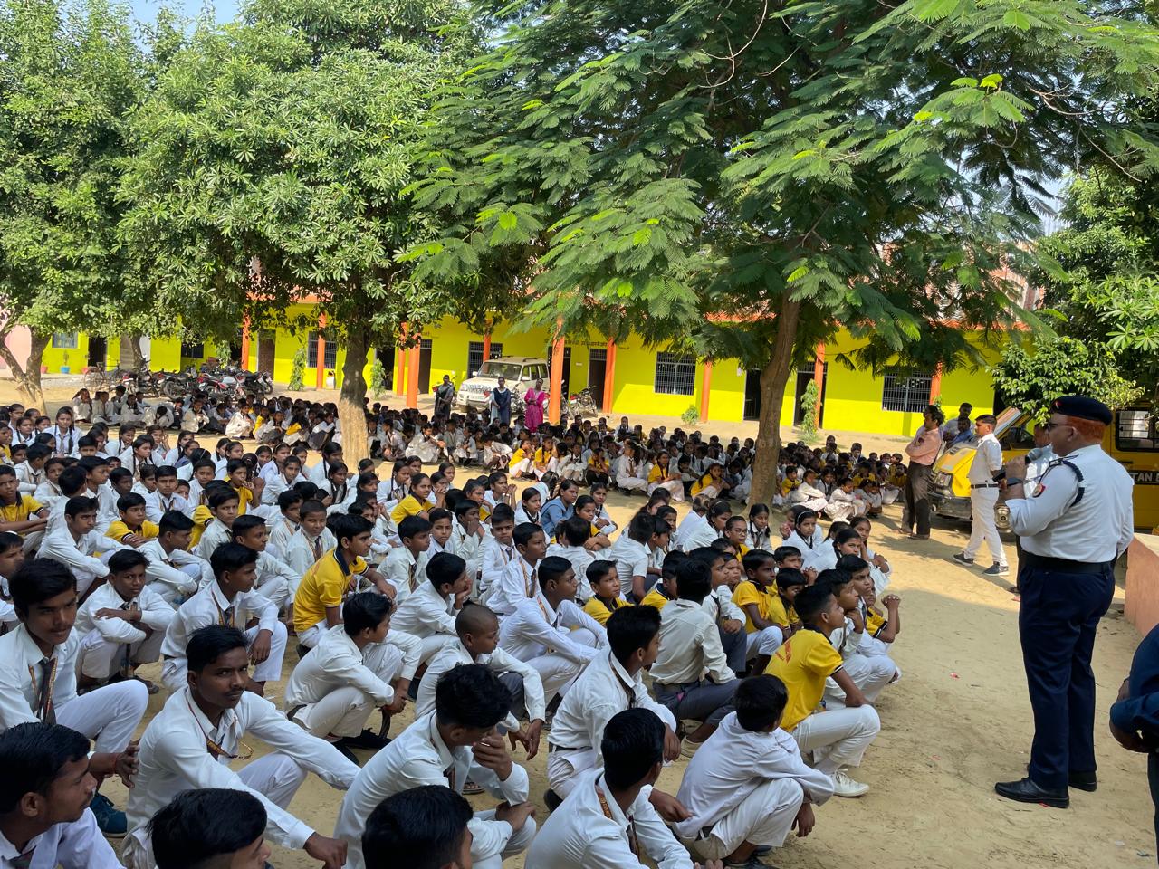 कन्नौज:  स्कूल कॉलेज में विद्यार्थियों को पढाया सड़क सुरक्षा का पाठ