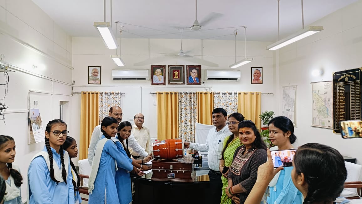 फर्रुखाबाद:जिलाधिकारी ने रामधुन गायन करने बाली छात्राओं को वाद्य यंत्र प्रदान किये