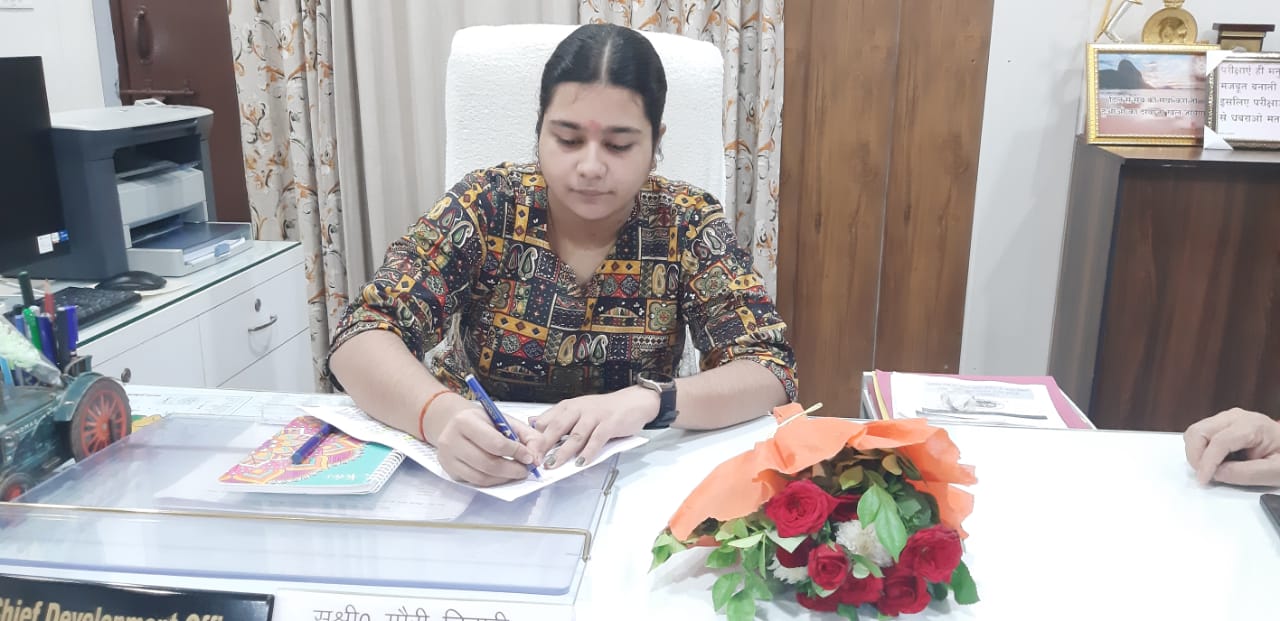 फर्रुखाबाद:केंद्रीय विद्यालय की कक्षा 12 में टॉप बालिका गौरी तिवारी को सांकेतिक मुख्य विकास अधिकारी बनाया गया।