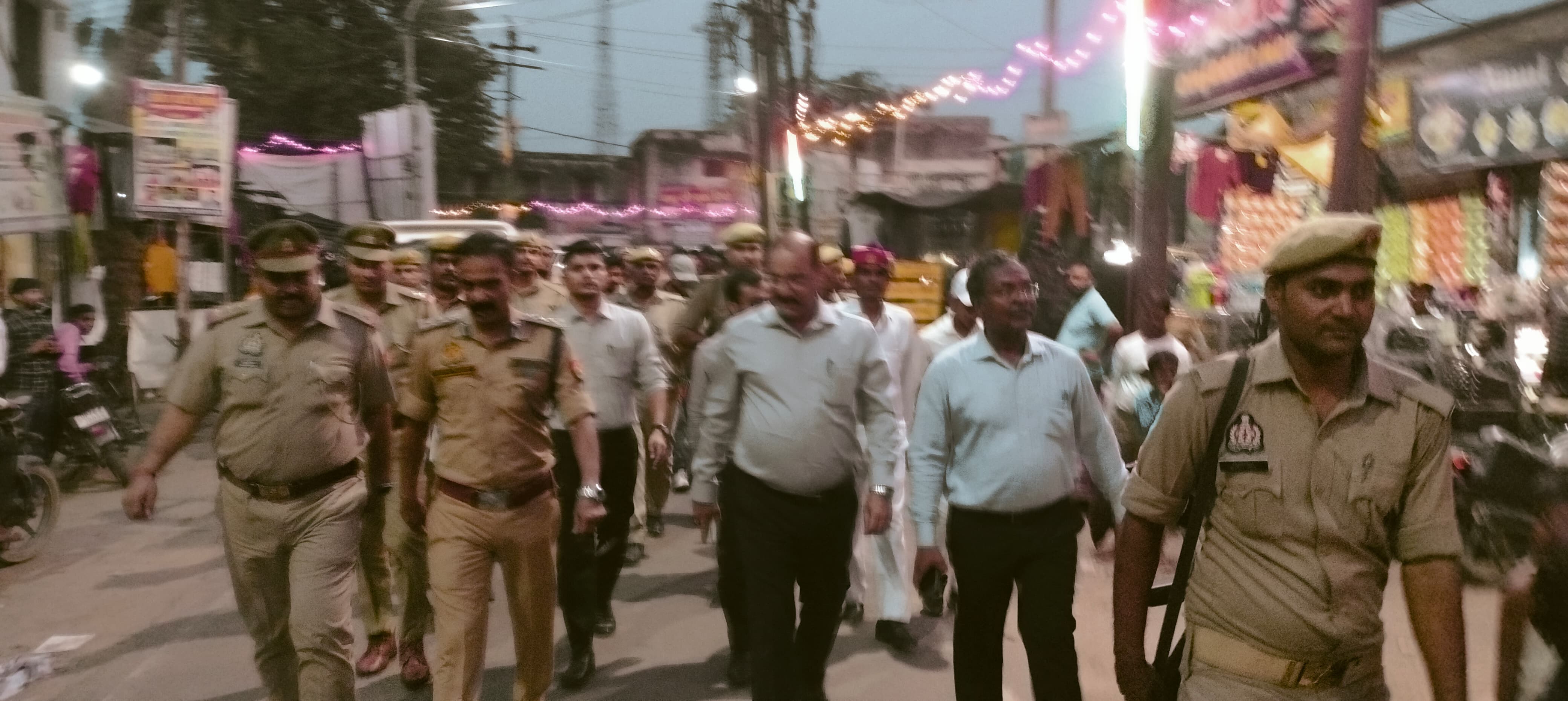 फर्रुखाबाद:जिलाधिकारी व पुलिस अधीक्षक ने त्यौहारो पर सुरक्षा के मद्देनजर रेलवे रोड पर पैदल मार्च किया