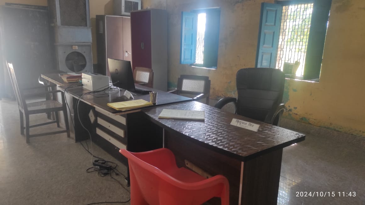 कन्नौज : दोपहर तक नहीं पहुंचते ब्लॉक के कर्मचारी , अति पिछड़ा ब्लॉक हुआ साबित