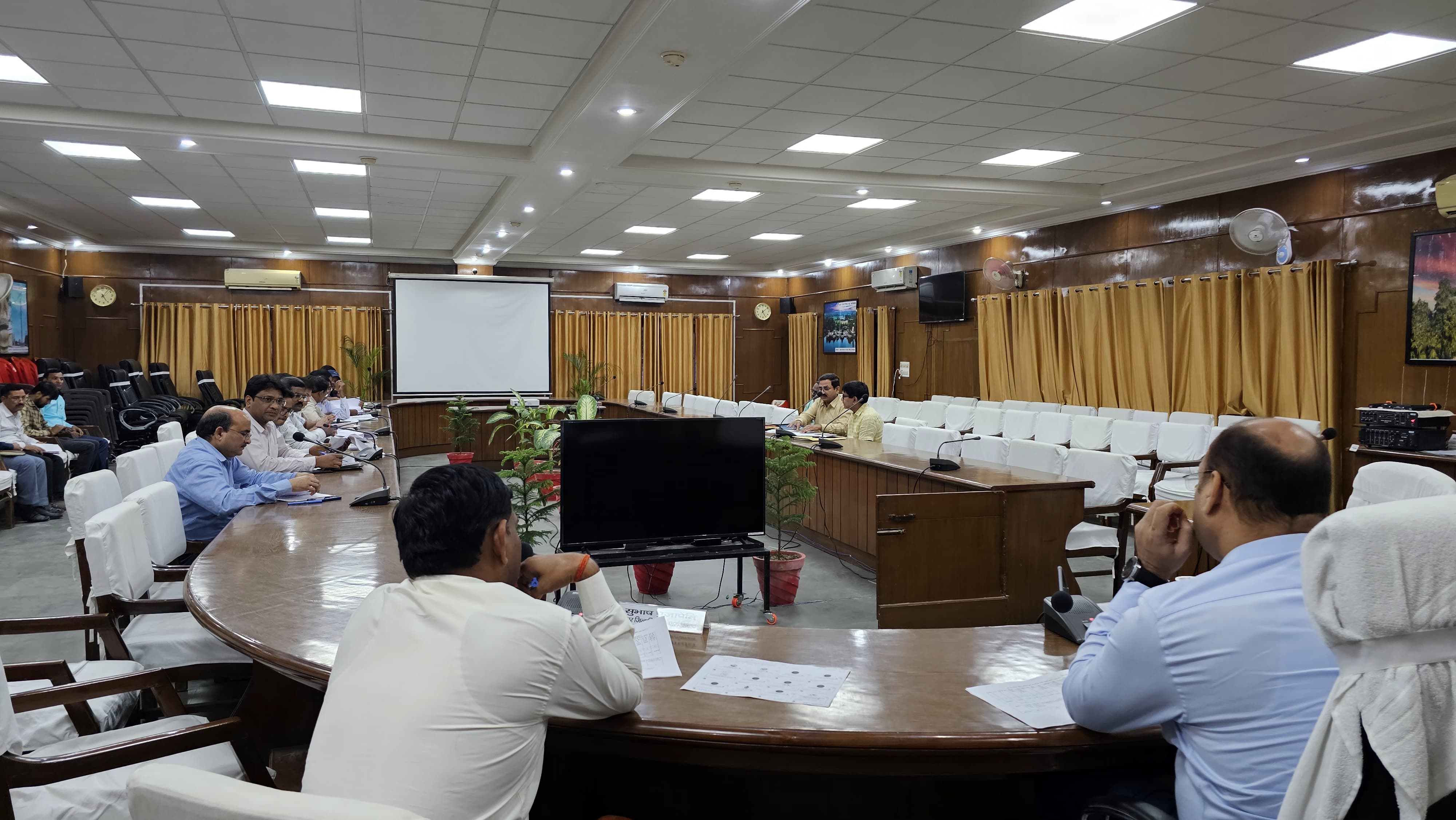 फर्रुखाबाद: तम्बाकू पर टैक्स चोरी, स्टाम्प चोरी, मंडी में फर्जी फर्मे पर प्रभावी अंकुश लगाने जिलाधिकारी ने दिए निर्देश ?