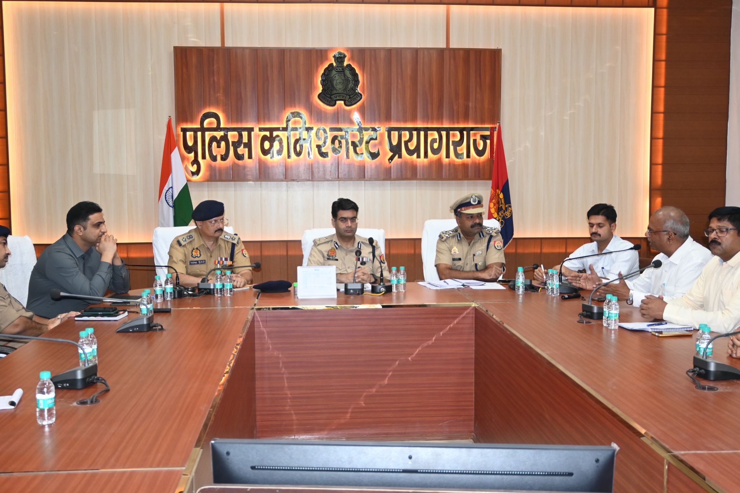 प्रयागराज- महाकुम्भ मेला-2024-25 के सकुशल एवं निर्विघ्न आयोजन के दृष्टिगत  त्रिवेणी सभागार, रिजर्व पुलिस लाइन्स में पुलिस आयुक्त द्वारा सिविल डिफेन्स  व डिजिटल वालंटियर के साथ गोष्ठी की गयी।