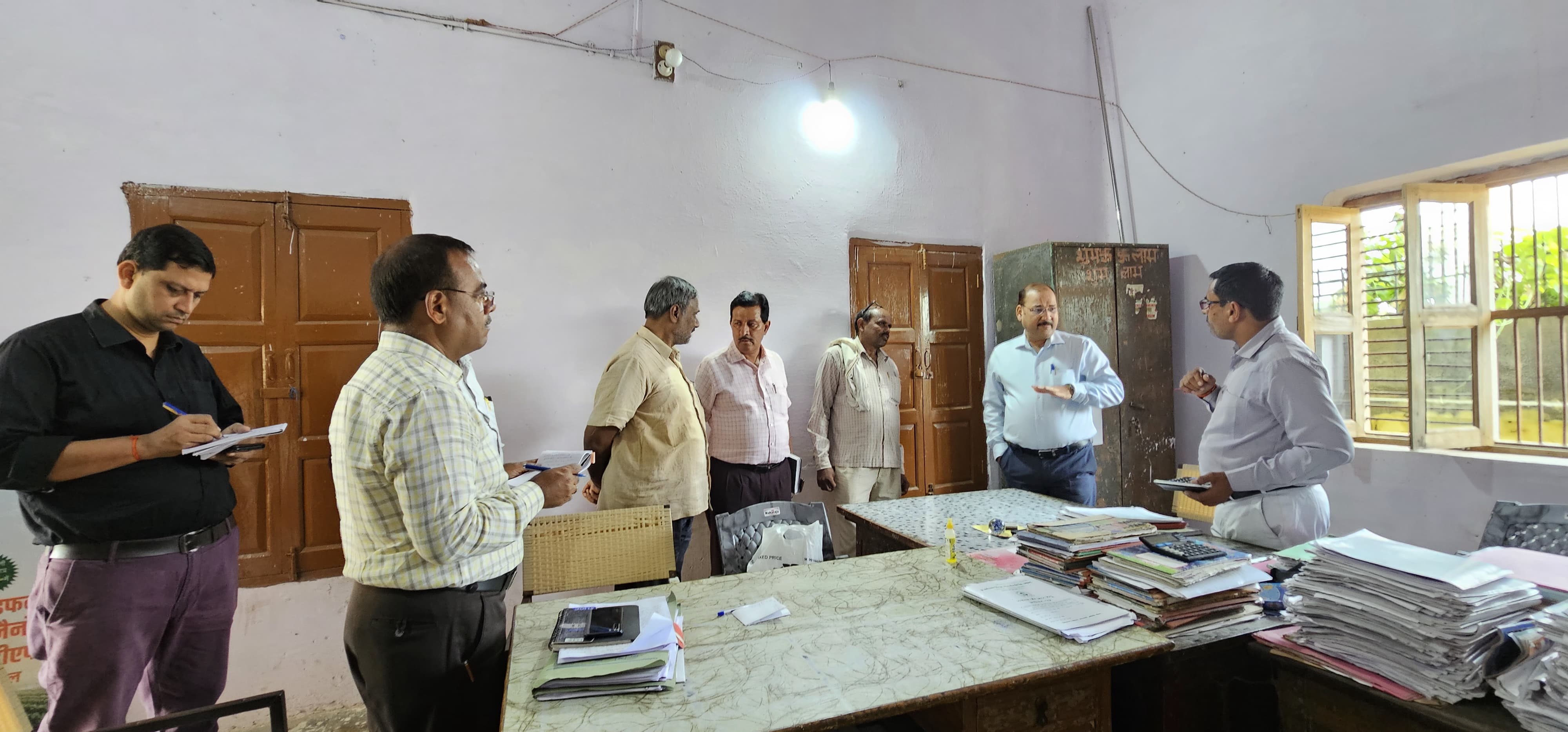 फर्रुखाबाद: जिलाधिकारी ने क्षेत्रीय सहकारी समिति का किया औचक निरीक्षण ?