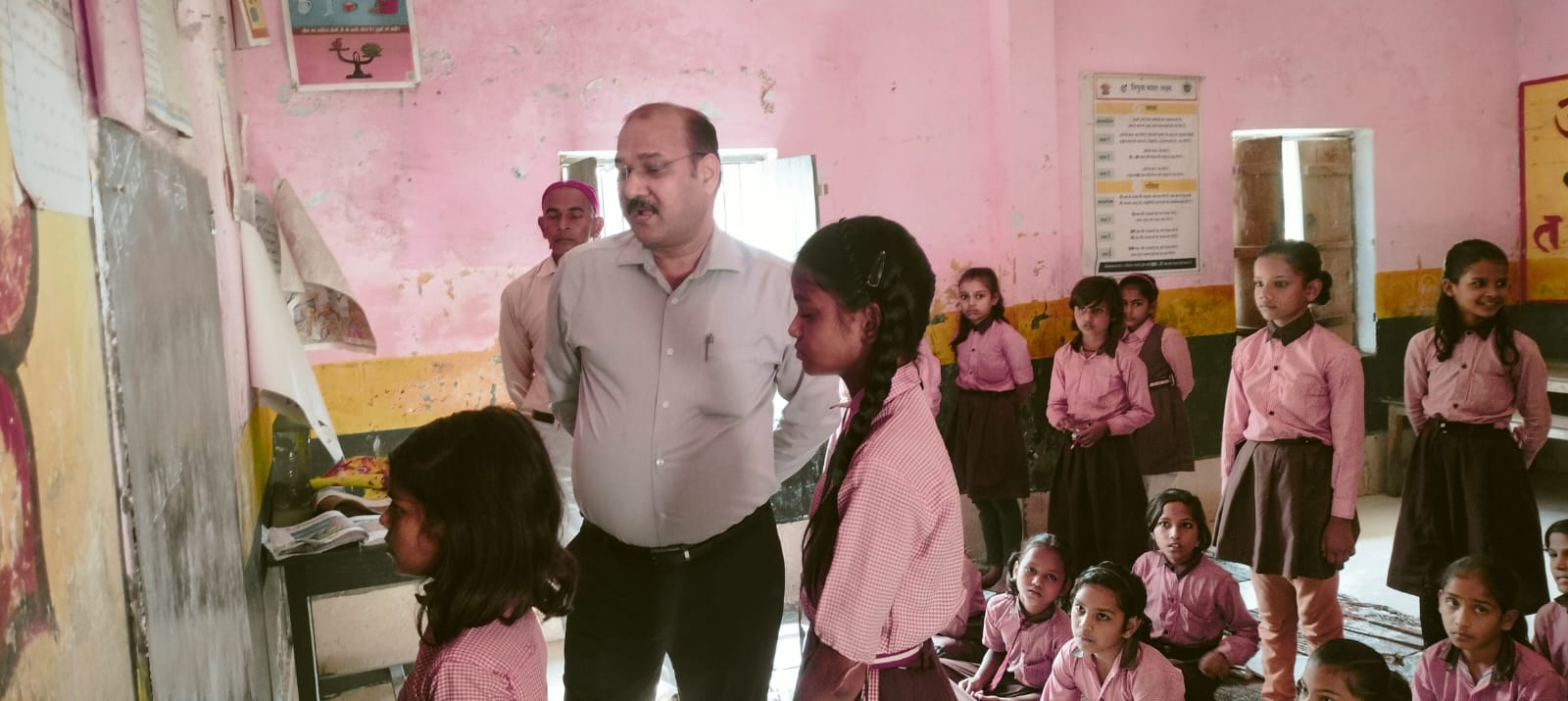 फर्रुखाबाद:जिलाधिकारी ने प्राथमिक विद्यालय उलियापुर का किया औचक निरीक्षण में शिक्षा का स्तर अत्यंत खराब सुधारने के दिए निर्देश