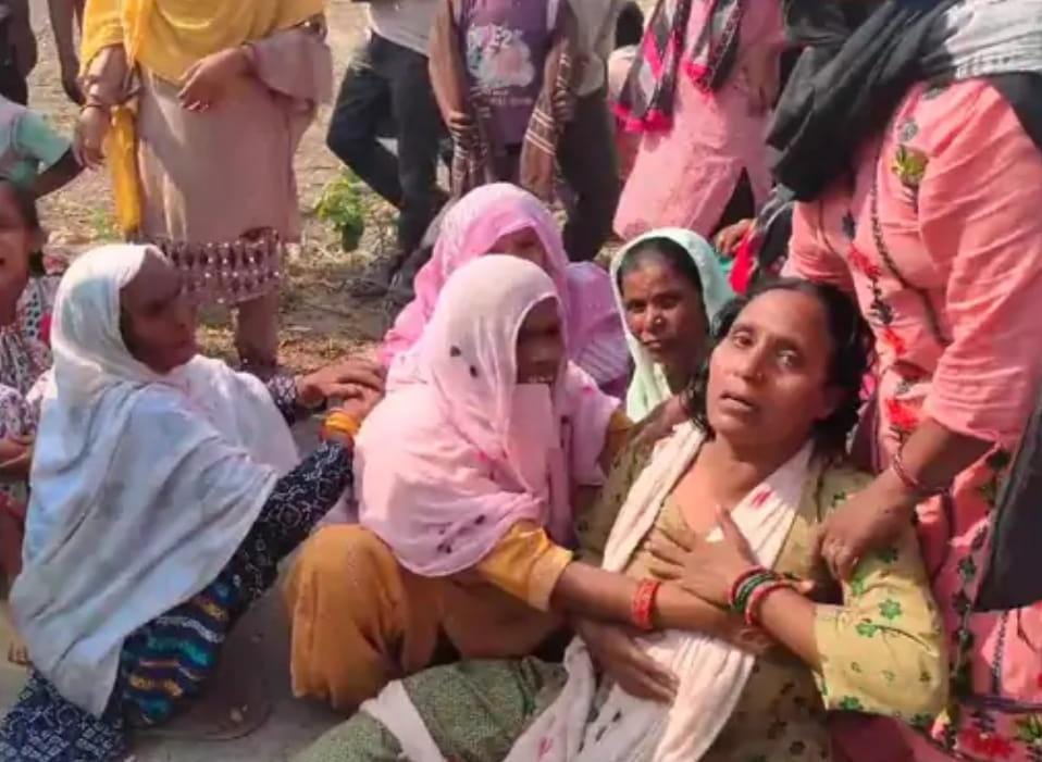 कन्नौज : रोटावेटर में फंसकर किशोर की मौत मचा कोहराम ?