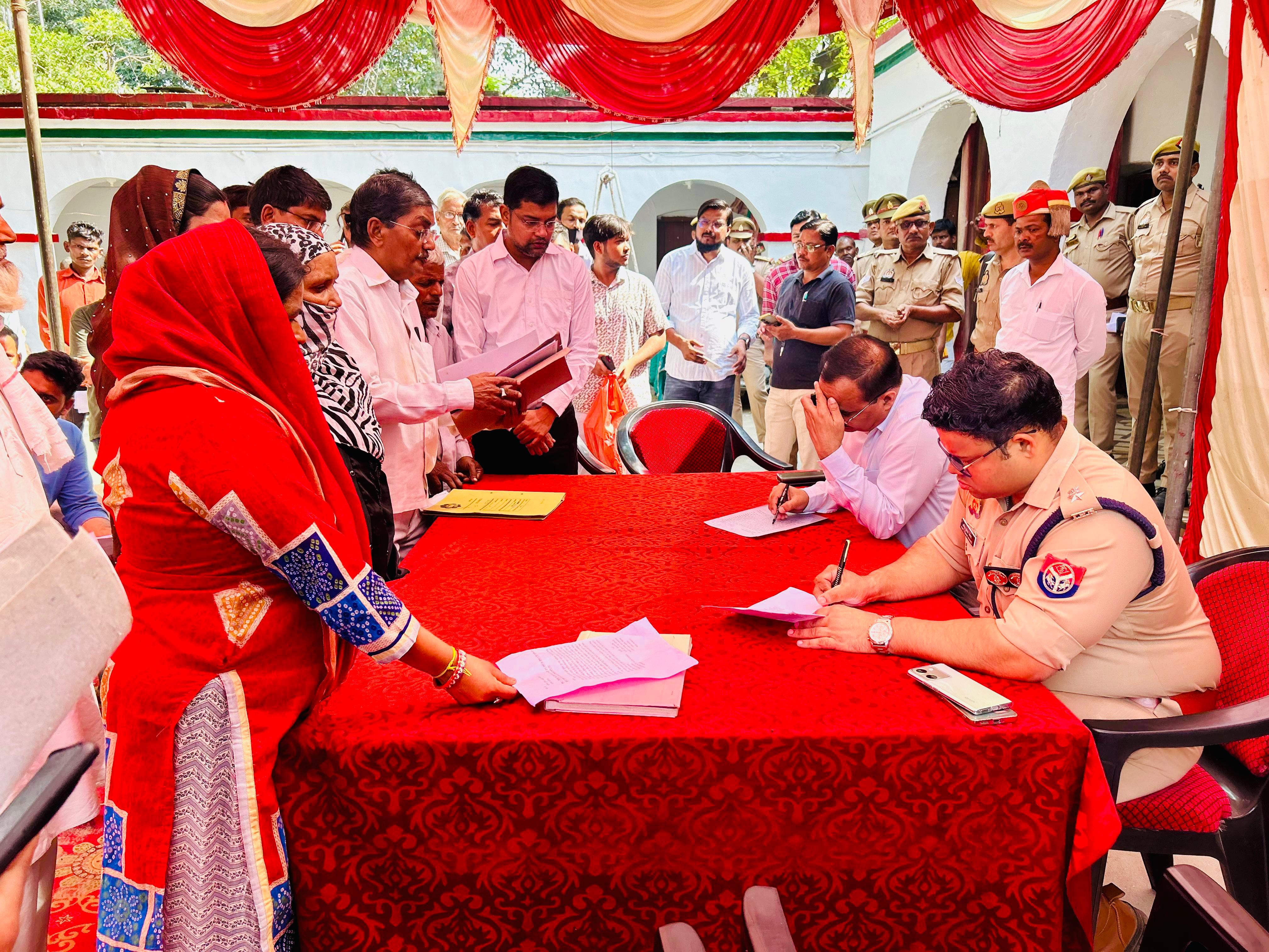 कन्नौज : थाना समाधान दिवस के दौरान थाना गुरसहायगंज में जिलाधिकारी ने सुनी जन समस्याएं।