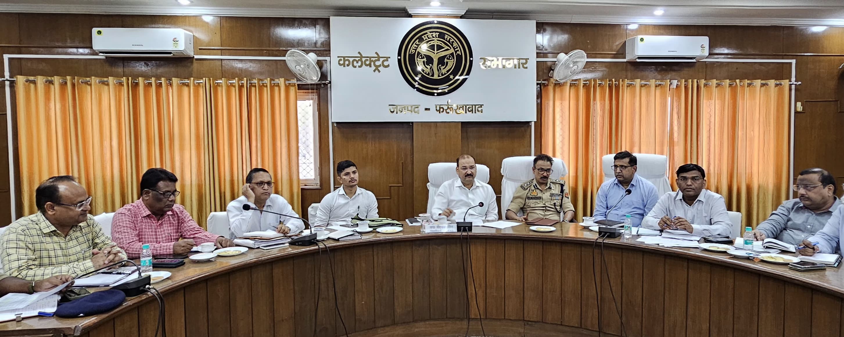 फर्रुखाबाद: आगामी त्यौहारो की तैयारियों व कानून व्यवस्था के लिये सभी विभागाध्यक्षों को जिलाधिकारी ने दिए दिशा निर्देश ?