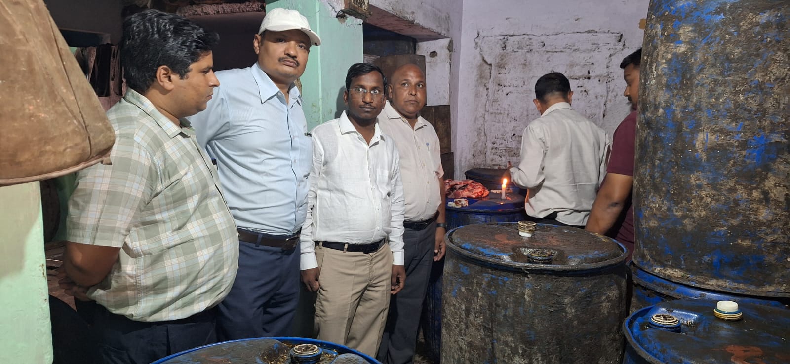 फर्रुखाबाद: लिंजीगंज में छापा पढ़ने पर व्यापारियों में हड़कंप सरसों तेल का लिया नमूना,1500 लिटर खुला तेल किया सीज ?