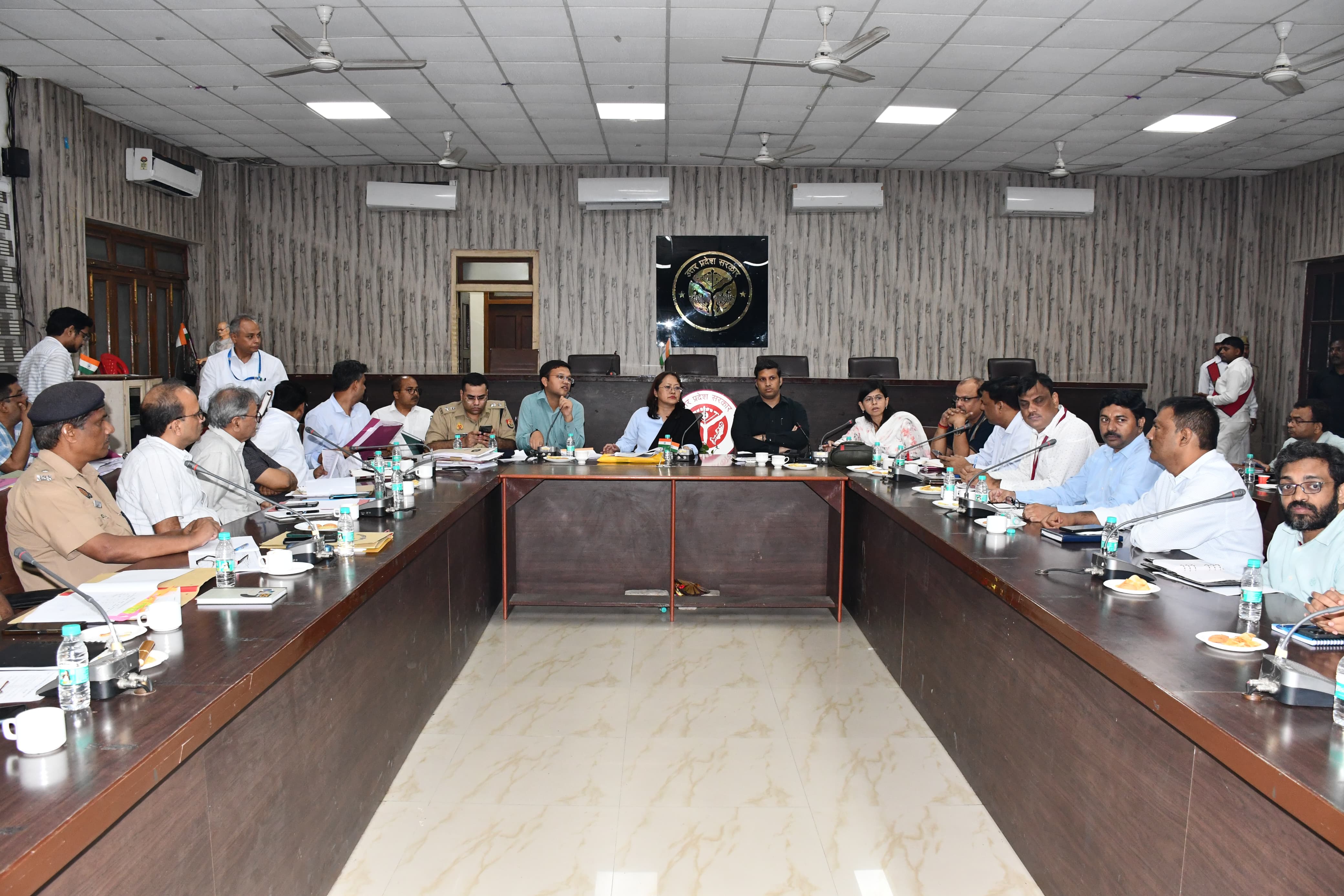 प्रयागराज: प्रेक्षक  ने 256-फूलपुर विधान सभा उप निर्वाचन-2024 को स्वतंत्र, निष्पक्ष एवं पारदर्शी ढंग से सम्पन्न कराये जाने हेतु नोडल/सहायक नोडल अधिकारियोें के साथ की बैठक