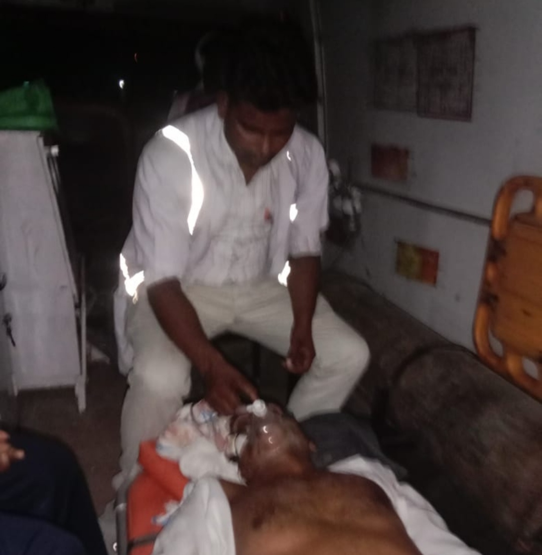 इटावा : भैंस से टकराई बाइक, बाइक सवार की हालत गंभीर, एंबुलेंस कर्मचारी ने प्राथमिक उपचार दे बचाई जान