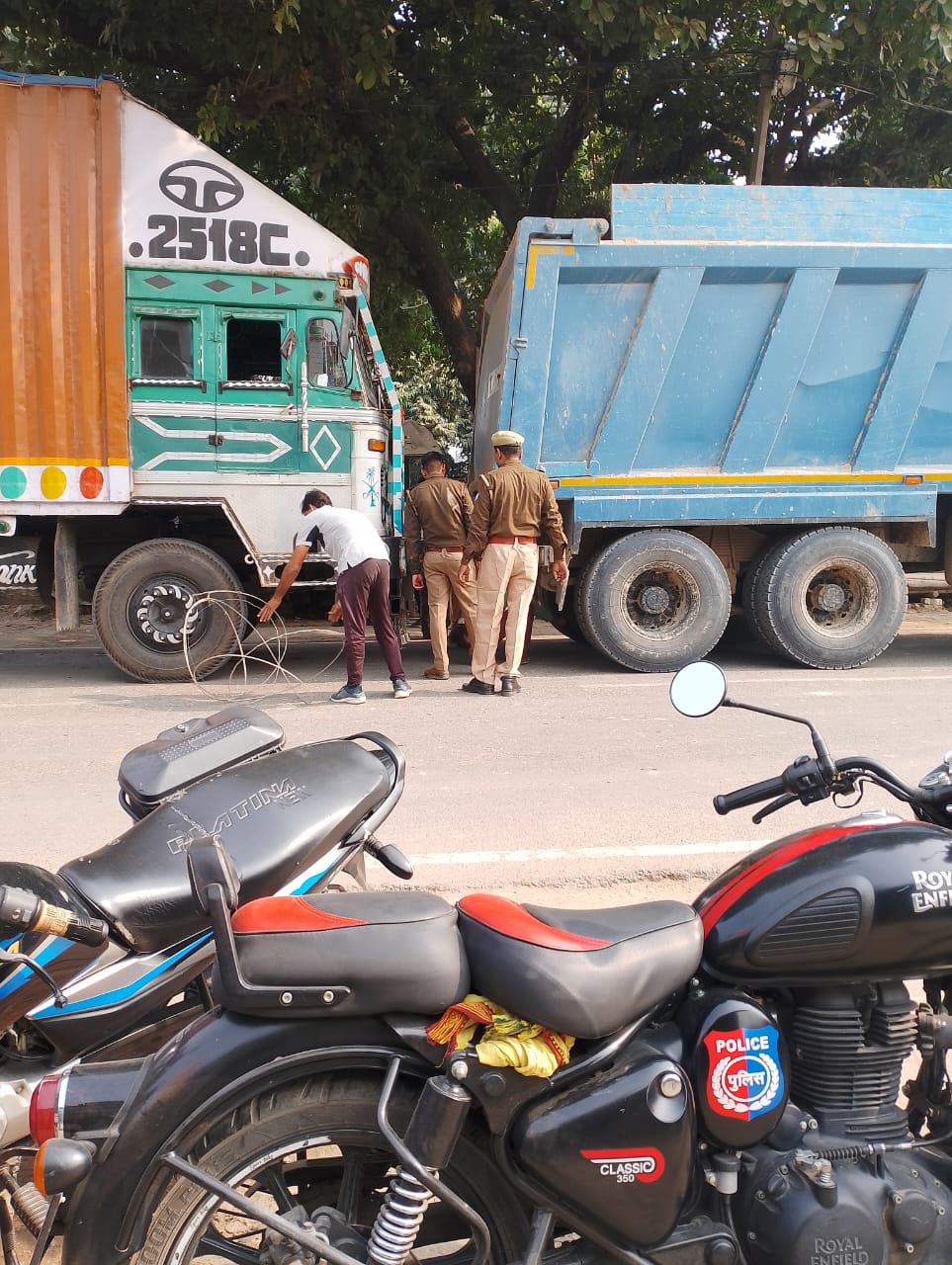 रायबरेली : मालिन का पुरवा स्थित पेट्रोल पम्प के सामने बस को ओवरटेक करने के चक्कर मे ट्रक से लडी कार दो की मौत चार घायल