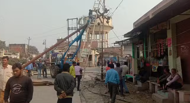 पीलीभीत में ट्रक की चपेट में आकर बिजली के छह खंभे टूटे