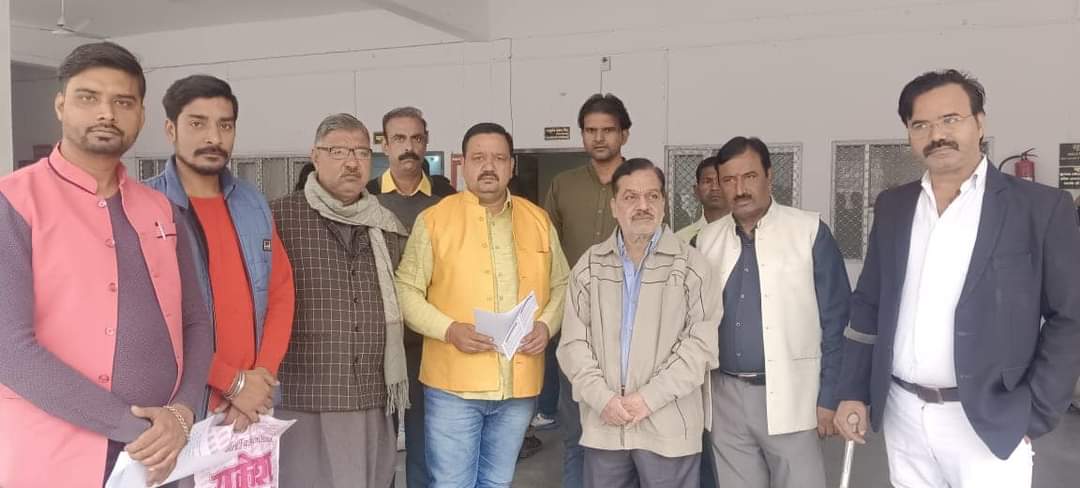 फर्रुखाबाद:शमशान घाट पर हो रही लूट को रोकने के लिए विकास मंच ने जिलाधिकारी को सौंपा ज्ञापन।
