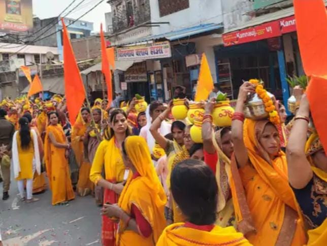 कन्नौज: सर पर कलश रखकर निकली कलश यात्रा