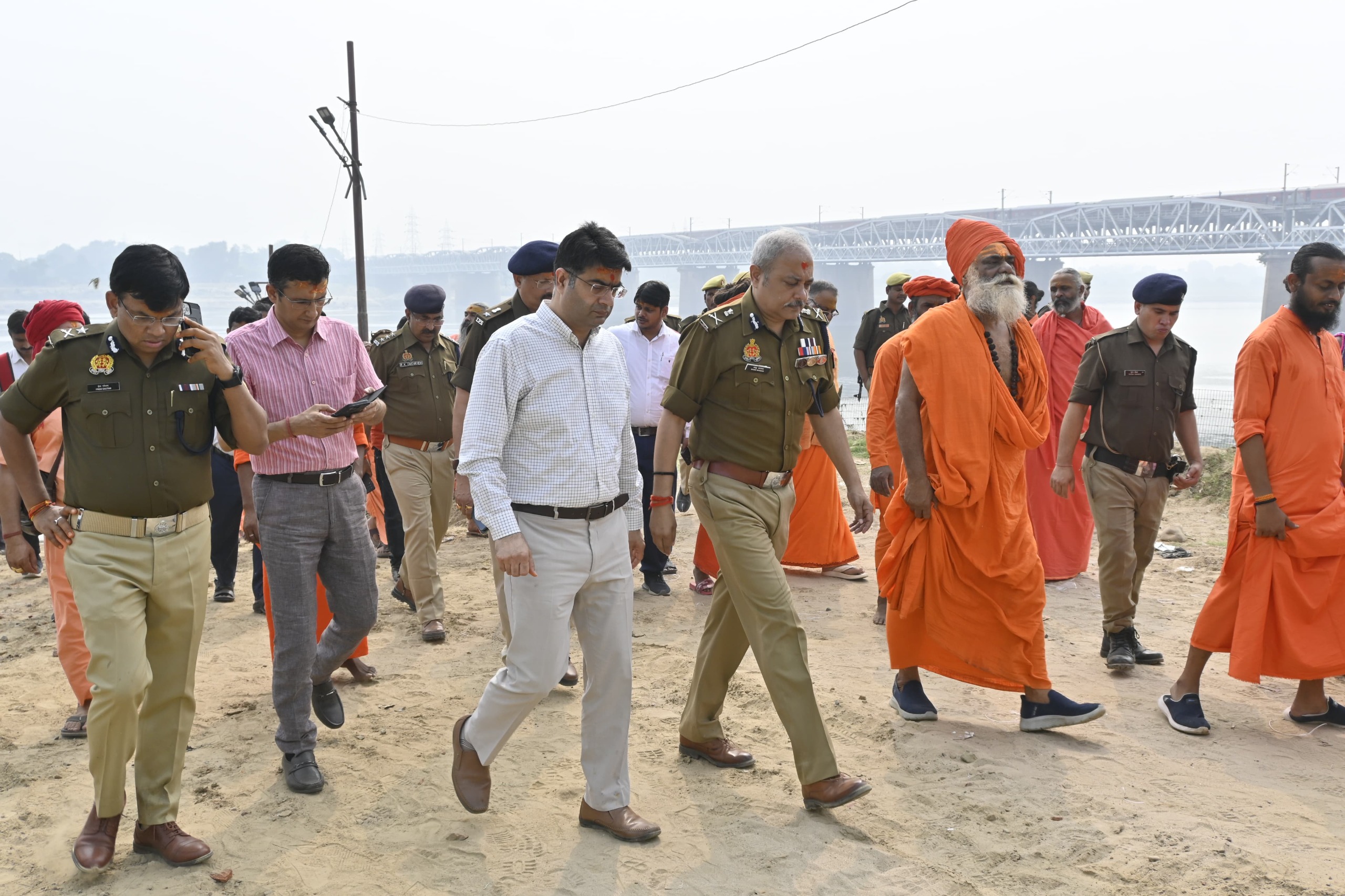 अपर पुलिस महानिदेशक प्रयागराज जोन, पुलिस आयुक्त प्रयागराज, मण्डलायुक्त प्रयागराज, पुलिस महानिरीक्षक परिक्षेत्र प्रयागराज द्वारा श्री मौजगिरि जूना अखाड़ा का भ्रमण किया गया।