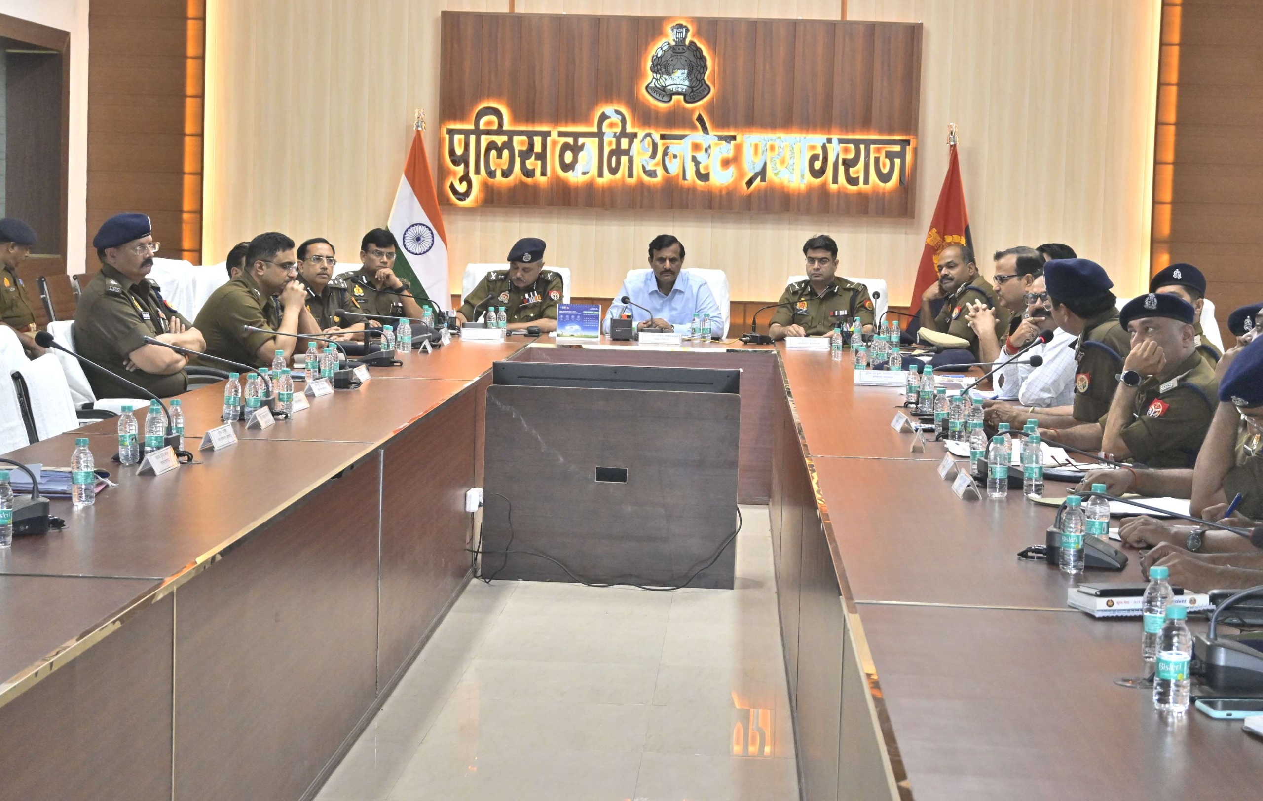 प्रयागराज- रिजर्व पुलिस लाइन्स में अपना कुम्भ मेले का पूर्व अनुभव साझा करते हुए यातायात मूवमेन्ट, पिलग्रिम मूवमेन्ट प्लान एवं पुलिस प्रबन्धन के सम्बन्ध में बैठक की गयी।