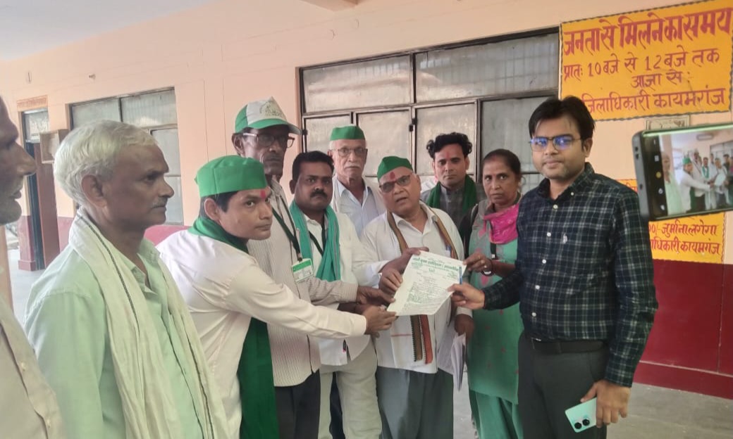 फर्रुखाबाद:भारतीय कृषक एसोसिएशन के पदाधिकारियों ने जनसमस्याओं को लेकर उपजिलाधिकारी को सौंपा ज्ञापन