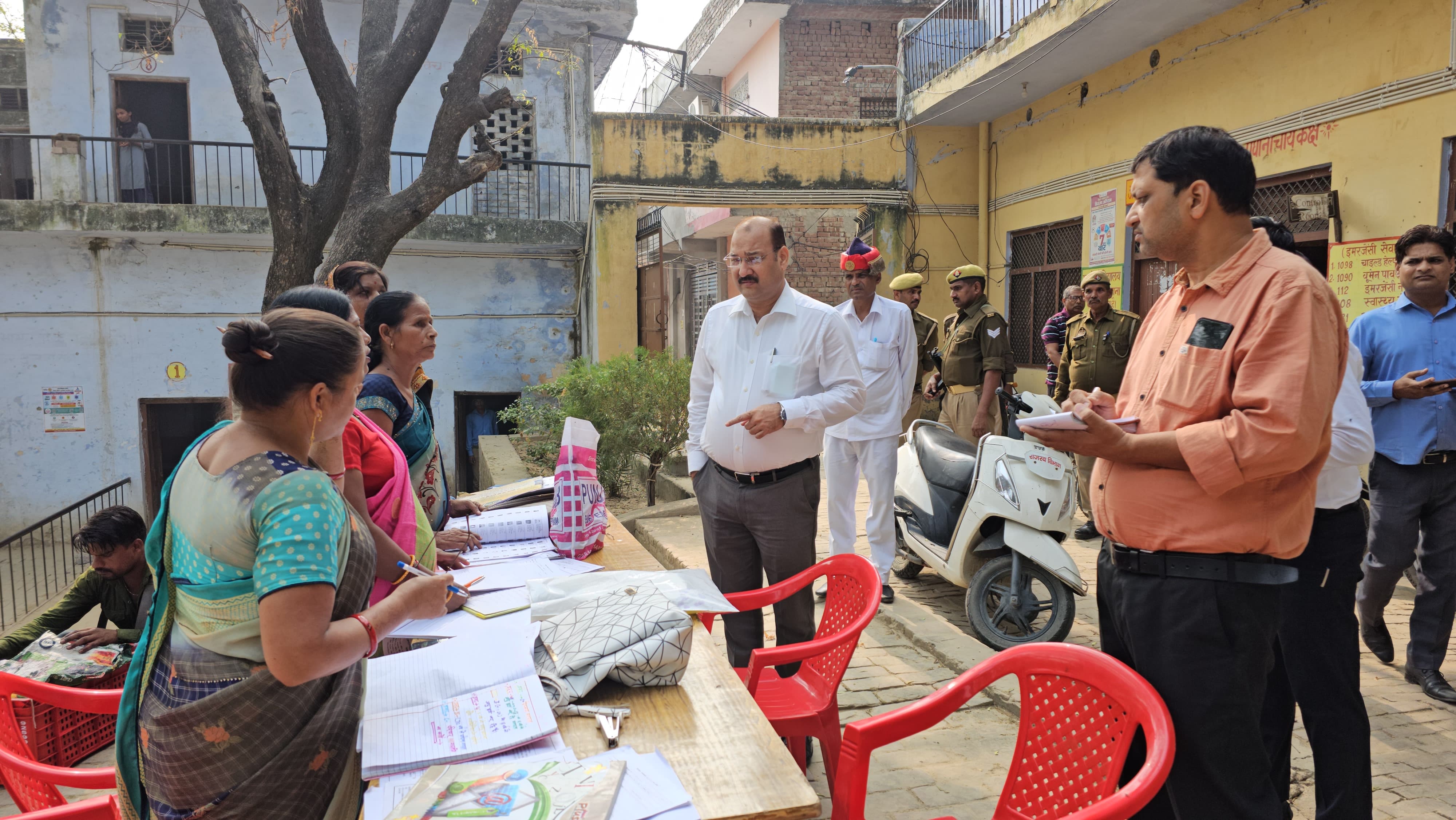 फर्रुखाबाद: डीएम ने जनता राष्ट्रीय इंटर कॉलेज व डीएन कॉलेज में चल रहे विशेष मतदाता पुनरीक्षण अभियान का किया निरीक्षण