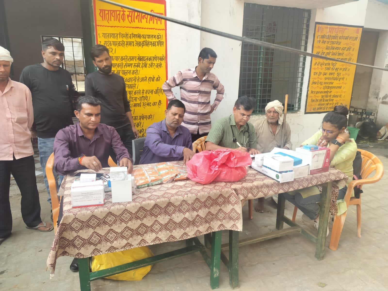 कन्नौज : स्वास्थ्य विभाग ने गांव में लगाया कैंप