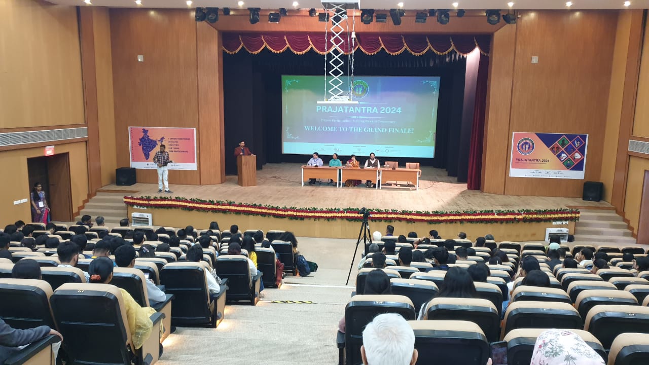 प्रयागराज- प्रजातंत्र 2024 का प्रमुख सचिव अमृत अभिजात ने किया भव्य उद्घाटन