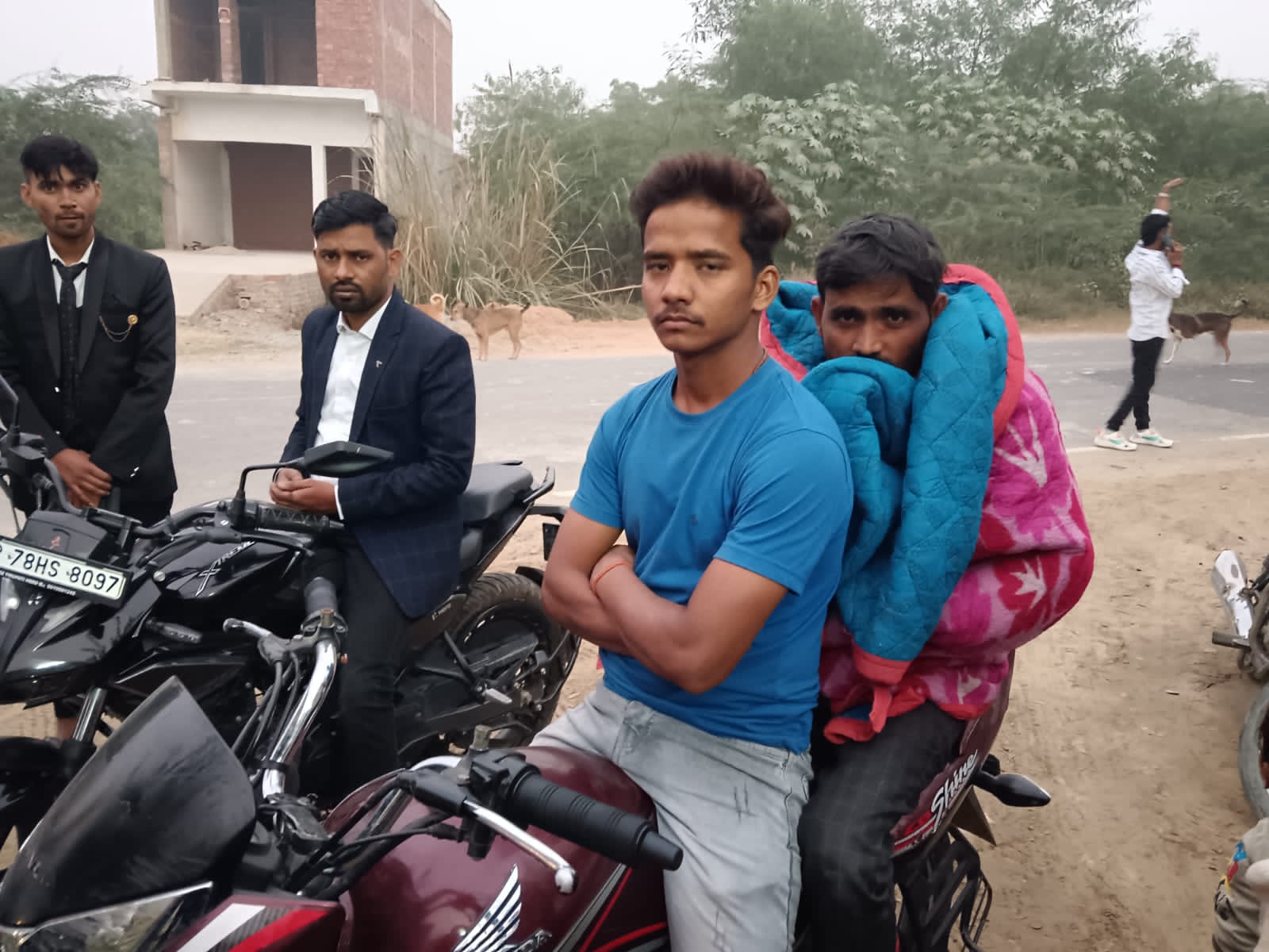 कन्नौज : खेत में खाद फेंकते समय आवारा अन्ना साड ने किया हमला घायल