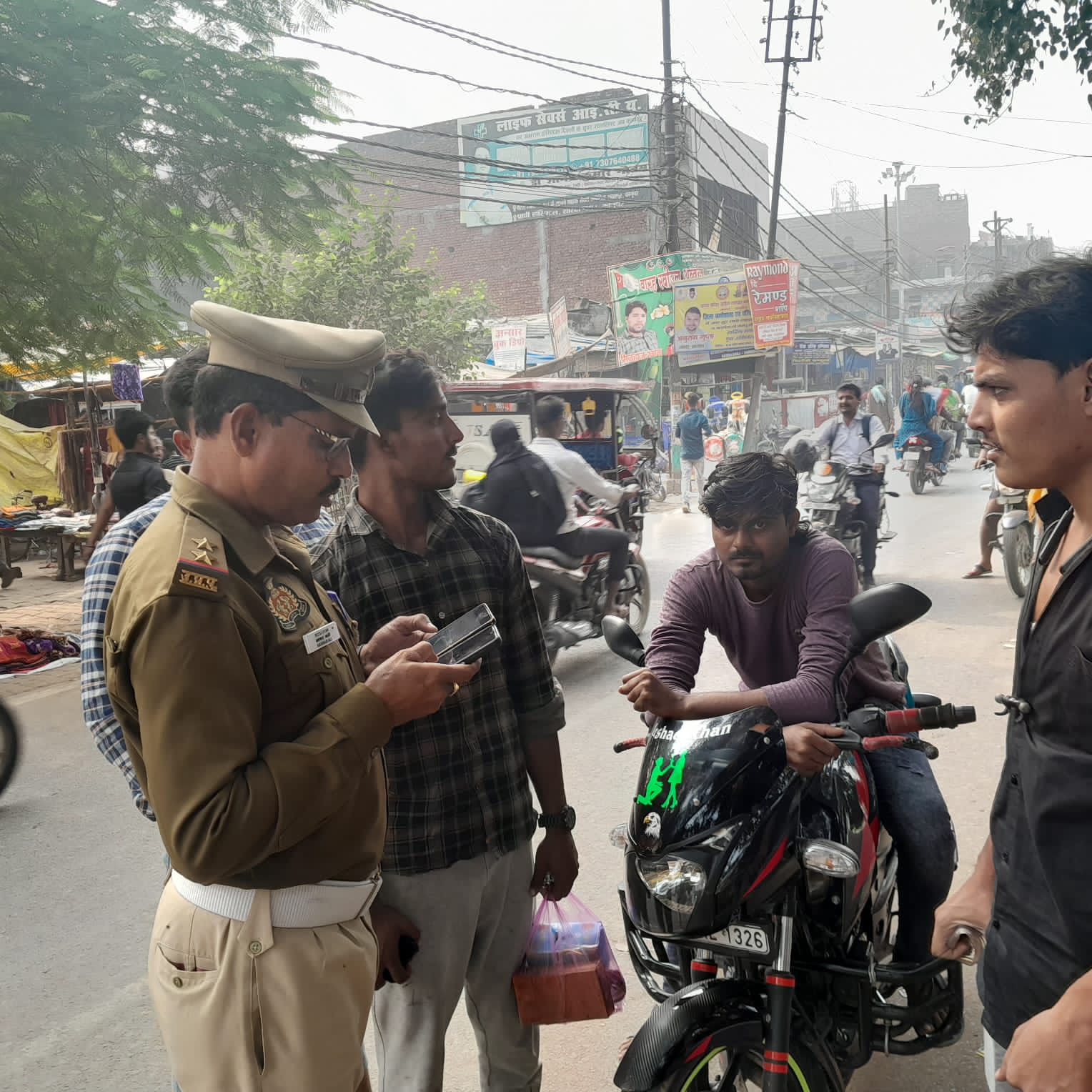 कन्नौज : घायल को उपचार के लिए पहले अस्पताल पहुंचाए बाद में वीडियो बनाएं टीएसआई अरशद अली