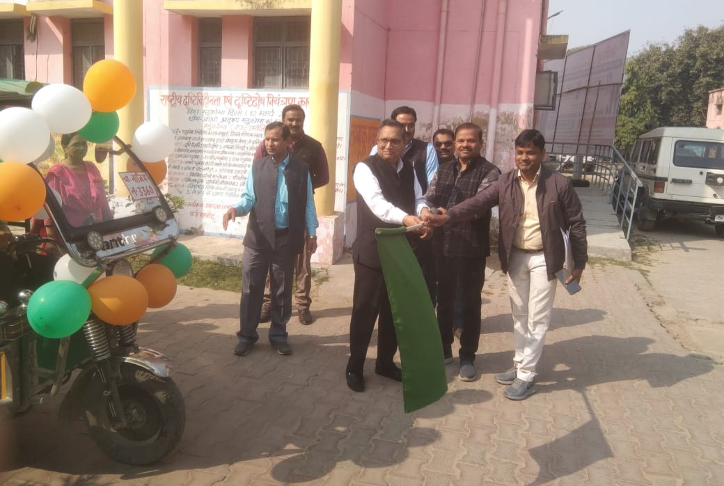 फर्रुखाबाद:जिले के सभी ब्लॉकों से परिवार नियोजन की अलख जगाने निकले सारथी वाहन सीएमओ ने हरी झंडी दिखाकर किया रवाना