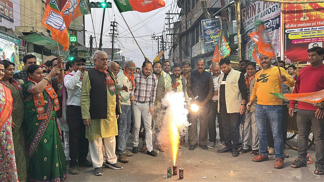फर्रुखाबाद:भाजपा कार्यकर्ताओं ने महाराष्ट्र में प्रचंड बहुमत एवं उ.प्र. उपचुनाव में जीत की खुशी में आतिशबाजी चलाई एवं मिठाई वितरण की