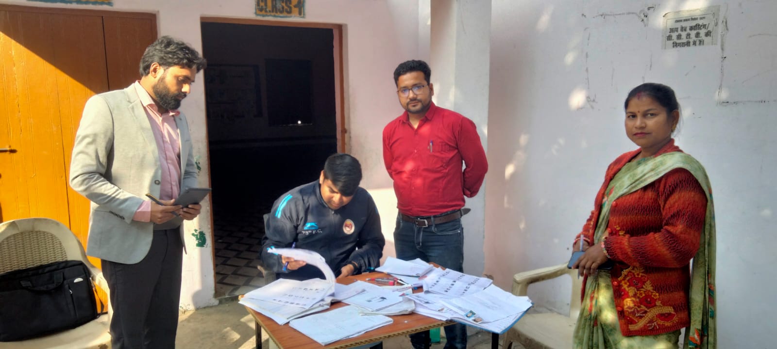 कासगंज उपजिलाअधिकारी पटियाली और तहसीलदार जितेंद्र कुमार  सिंह ने विशेष बूथ दिवस पर चलाया चेकिंग अभियान !