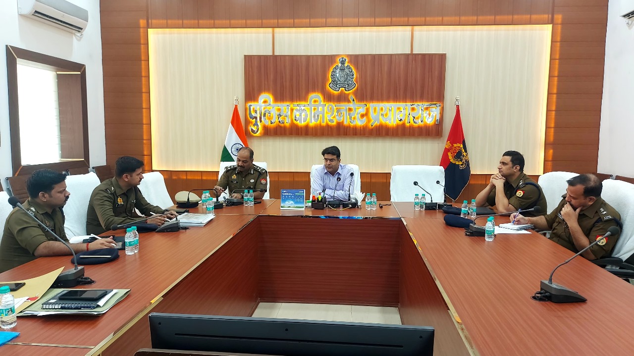 महाकुम्भ-2025 के सकुशल एवं निर्विघ्न आयोजन के दृष्टिगत आज प्रयागराज द्वारा नगर क्षेत्र व कुम्भ मेला क्षेत्र के सुदृढ़ यातायात व्यवस्था के सम्बन्ध में समीक्षा बैठक की गयी