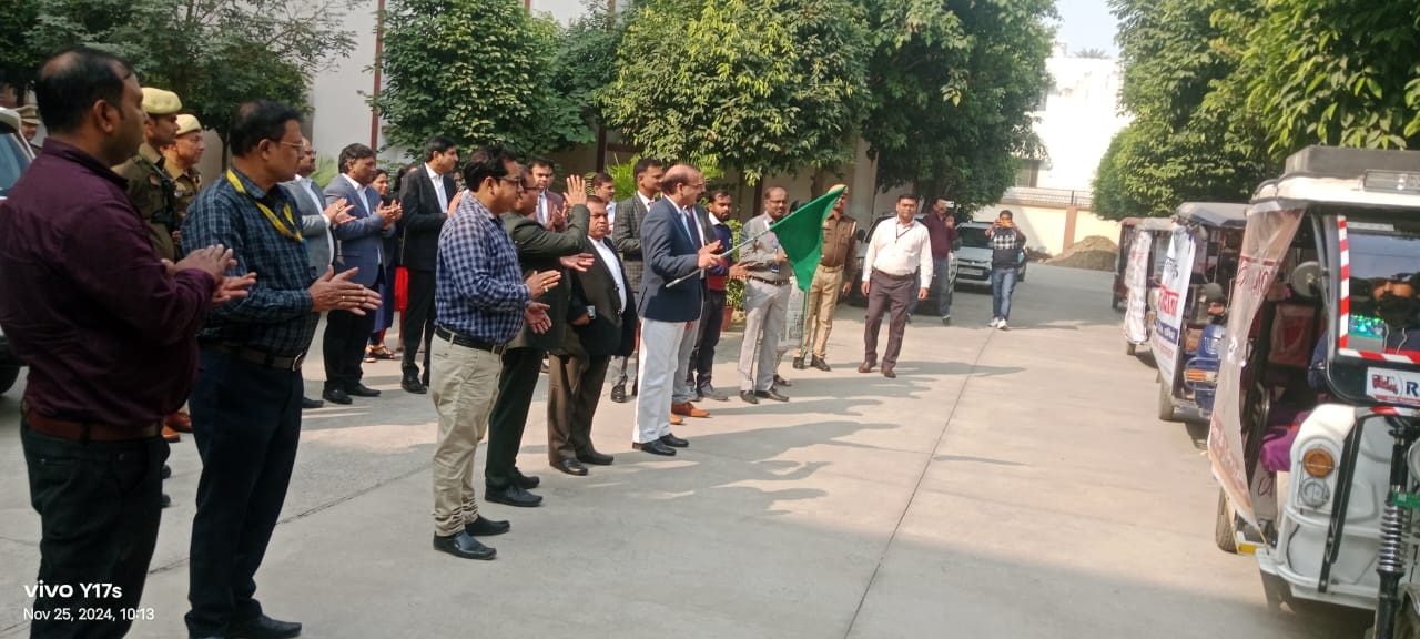 प्रयागराज: जनपद न्यायाधीश ने राष्ट्रीय लोक अदालत की सफलता हेतु जनपद न्यायालय परिसर से प्रचार वाहन को हरी झंडी दिखाकर किया रवाना