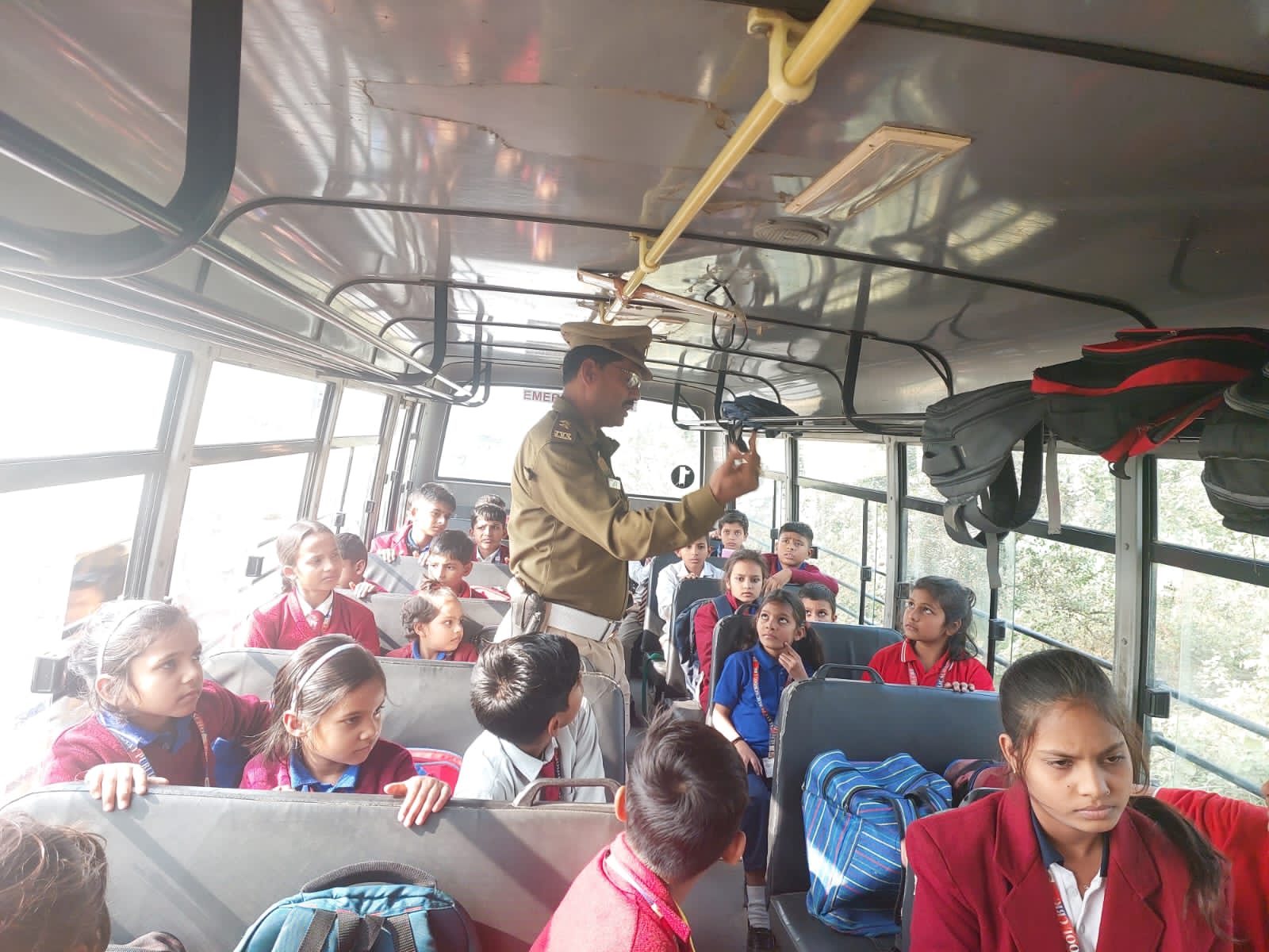 कन्नौज : यातायात उप निरीक्षक अरशद अली ने स्कूली वाहनों की जांच की