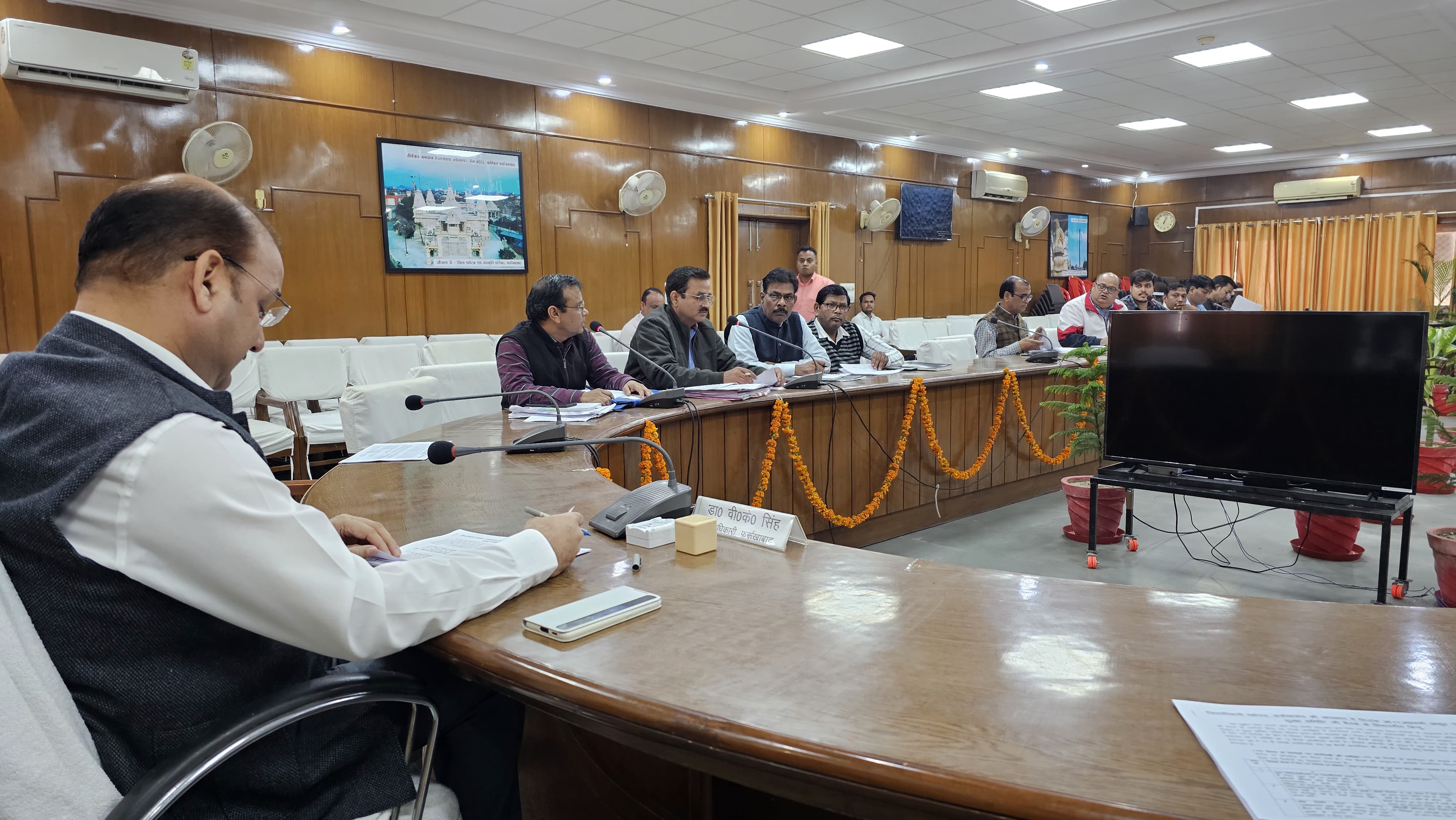 फर्रुखाबाद: जिला सड़क सुरक्षा समिति की बैठक सम्पन्न शुकरूल्लापुर पुल का करें निरीक्षण एवं सुधार-जिलाधिकारी